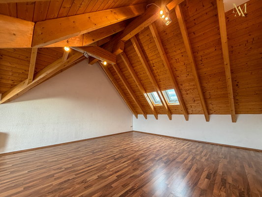 Fenster erstrahlen den Raum mit Licht