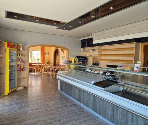 Thekenbereich und Hauptgastraum Cafe.jpg