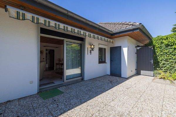 Terrasse mit Abstellkammer