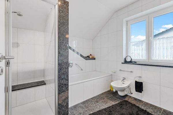 Dusche und Badewanne