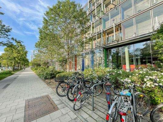 Außenbereich mit Fahrradstellplätzen