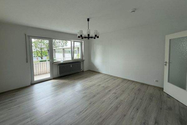 Wohnzimmer mit Zugang zum Balkon