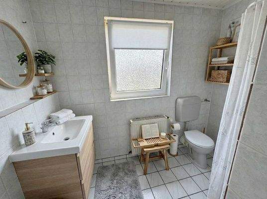 Bad Wohnung links virtueller Renovierungsvorschlag