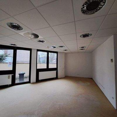 hinterer Verkaufsbereich mit Balkonzugang