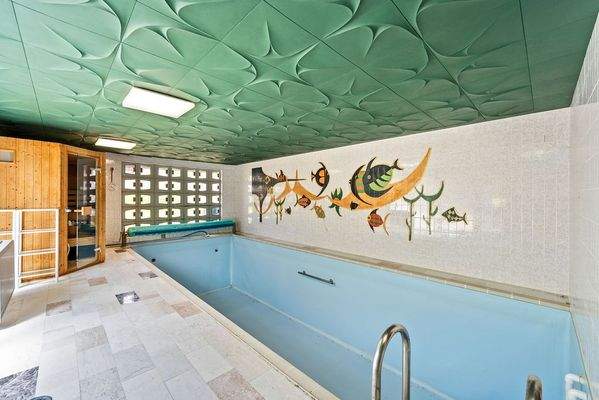 Indoorpool mit Sauna