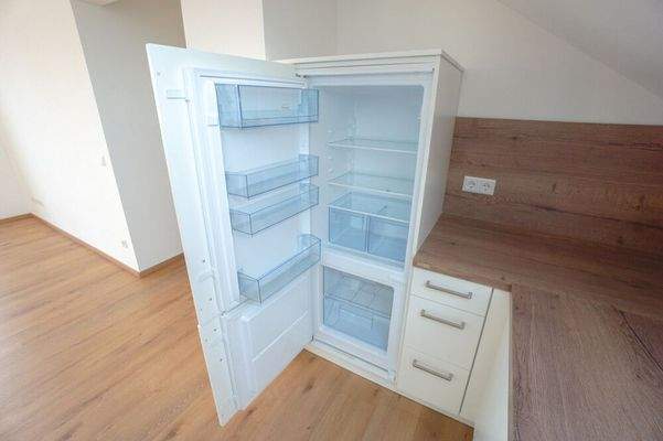 großer Kühl- und Gefrierschrank