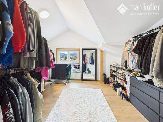 Schlafzimmer 2 / Ankleide DG