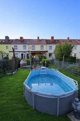 Blick vom Garten zur Hausrückseite