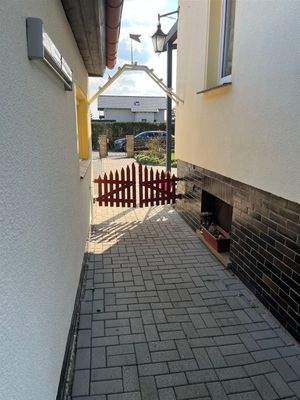 Weg zw. Haus und Garage