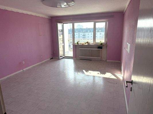 Wohnbereich mit Zugang zum Balkon 