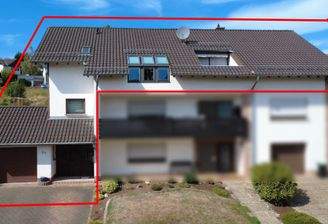 Schöne Dachgeschoßwohnung mit eigenem Eingang und Garage