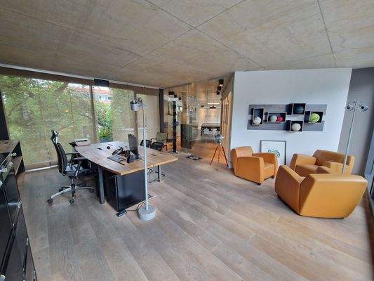 Modernes Büro mit Holzdekor