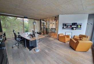 Modernes Büro mit Holzdekor