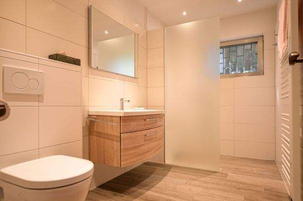 Badezimmer im Untergeschoss