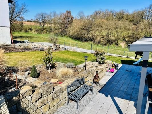sonnige Gartenanlage in unmittelbarer Naturnähe