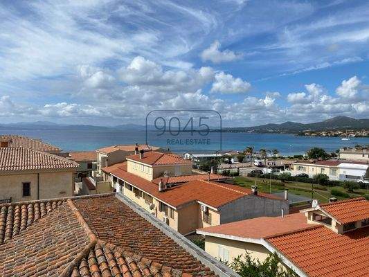 Penthouse mit Panoramaterrasse und atemberaubendem Meerblick in Golfo Aranci 