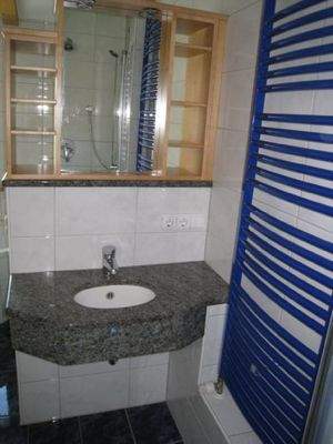 Badezimmer - Waschtisch mit Spiegel