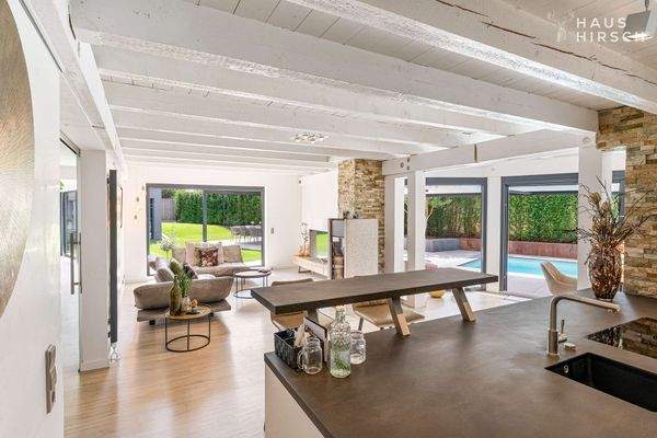 Blick von der Küche in den Wohnbereich