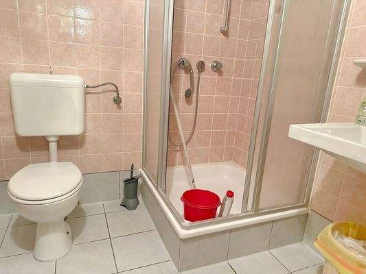 Hier mit kleinem Duschbad