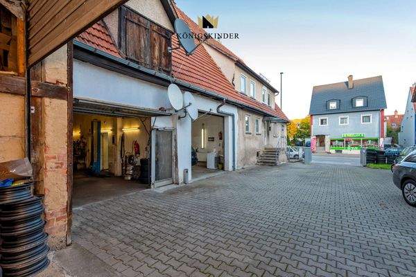 ...in den großen Hof...