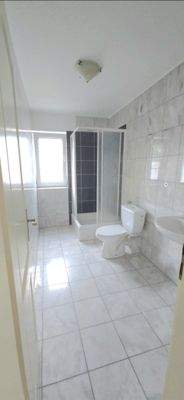 das zweite Badezimmer im ersten Stock