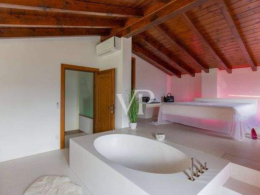 Schlafzimmer und Bad im Obergeschoss