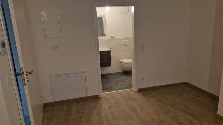 Blick vom Wohnzimmer ins Bad