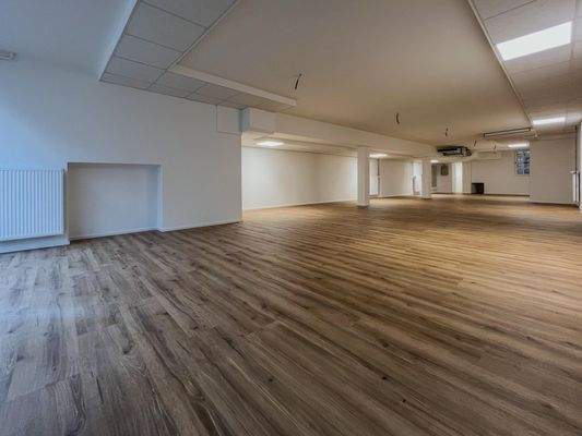 Blick vom Eingang in das weitläufige Ladenlokal