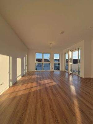 Wohnzimmer mit Zugang zum Balkon