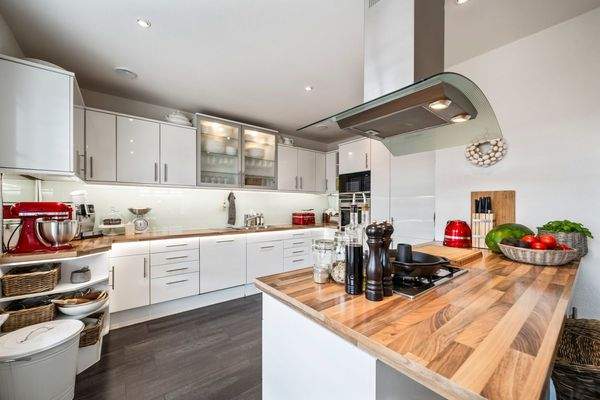 Moderne EBK mit Gaskochfeld