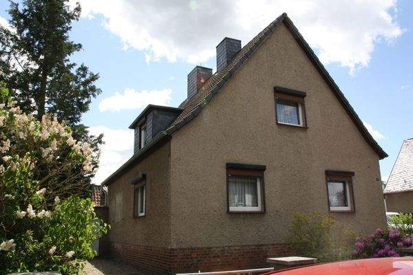 Wohnhaus Vorder- und Ostseite Straßenansicht!