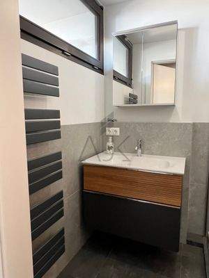 Bad mit Fenster, Heizkörper, Waschtisch und Dusche :WC