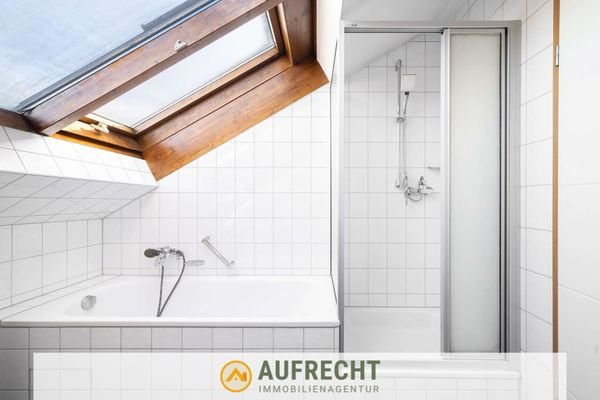 helles Tageslicht-Badezimmer