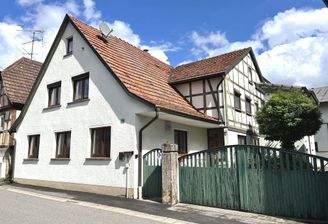 Charmantes Anwesen im Dorfkern... die Südwestansicht mit markantem Zwerchhausgiebel