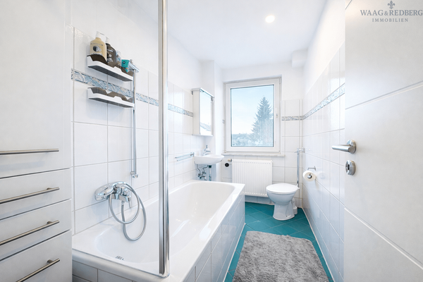 Helles Bad im Erdgeschoss mit Fenster