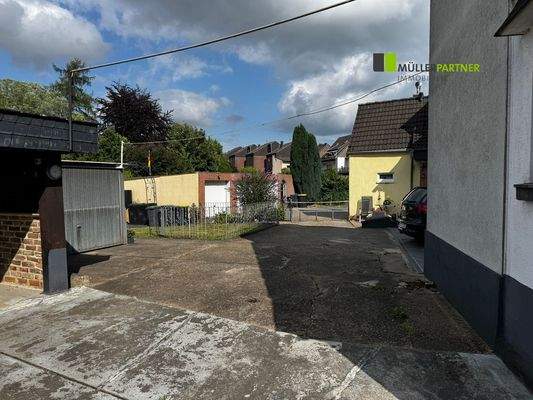 Hof mit rückwärtiger Zufahrt