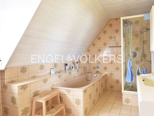 Tageslichtbad mit Wanne und Dusche