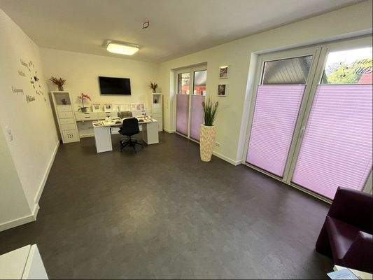 Wohnzimmer mit Terrassenzugang/Büro in der ELW