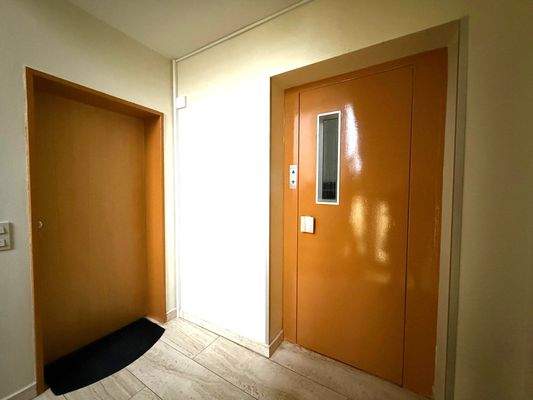 18 Aufzug in den Keller.jpeg