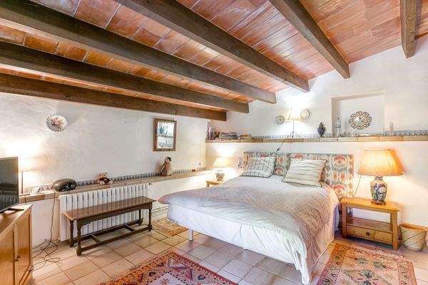 Reizendes Schlafzimmer mit Doppelbett