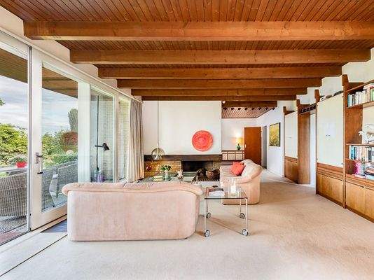 großzügiger Wohnbereich mit Terrassenzugang