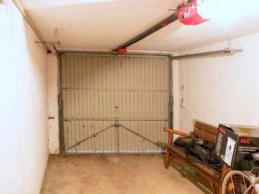 Tiefgarage mit elektrischem Torantrieb