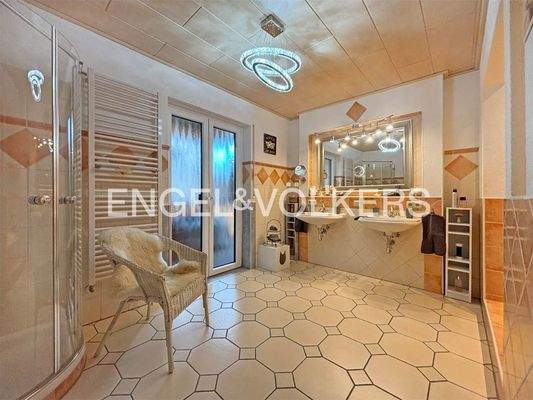 Tagesichtbad mit Zugang zum Freisitz und Garten