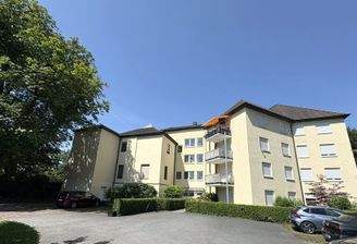 Hausansicht mit Parkplatz