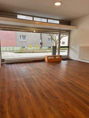 Raum 1 mit Schaufensterfront