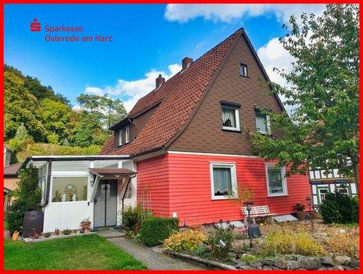 Südgiebel mit Vorgarten