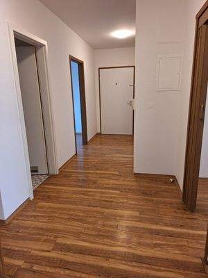 Heller Flur mit Holzboden