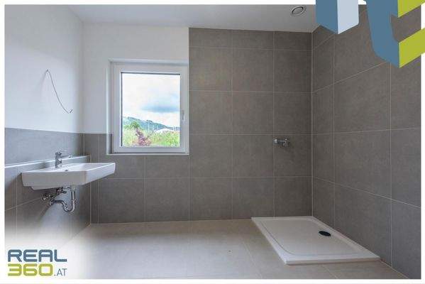 großes Badezimmer mit Fenster