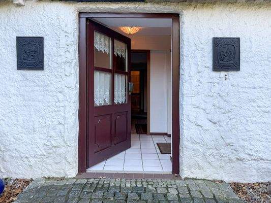 12. Separater Eingang der Einliegerwohnung.jpg