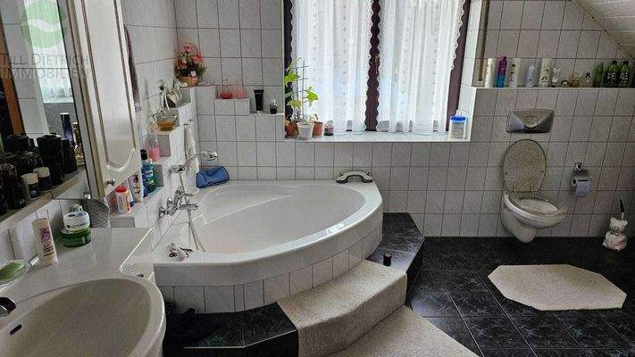 Bad mit Eckwanne und Dusche